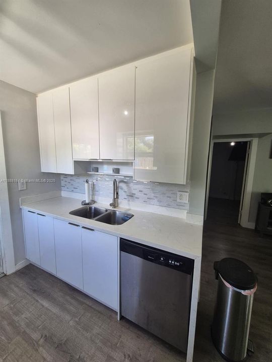 合同活跃: $430,000 (2 贝兹, 2 浴室, 737 平方英尺)