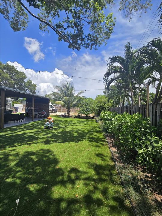 合同活跃: $430,000 (2 贝兹, 2 浴室, 737 平方英尺)