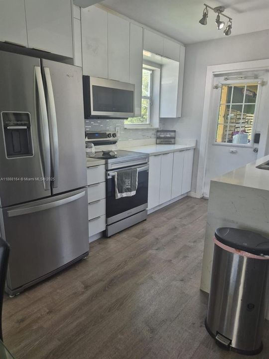 合同活跃: $430,000 (2 贝兹, 2 浴室, 737 平方英尺)