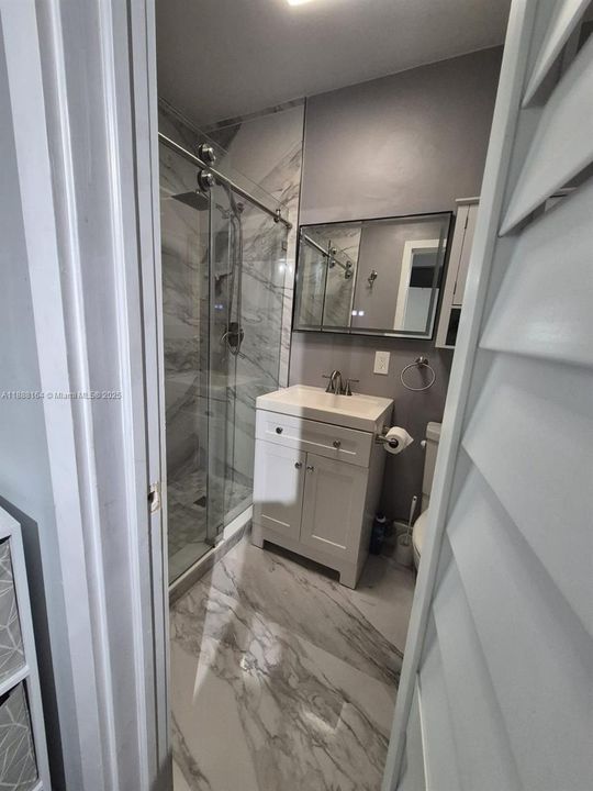 合同活跃: $430,000 (2 贝兹, 2 浴室, 737 平方英尺)