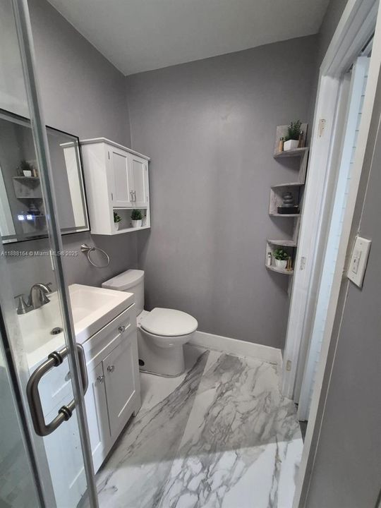 合同活跃: $430,000 (2 贝兹, 2 浴室, 737 平方英尺)