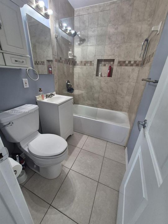 合同活跃: $430,000 (2 贝兹, 2 浴室, 737 平方英尺)