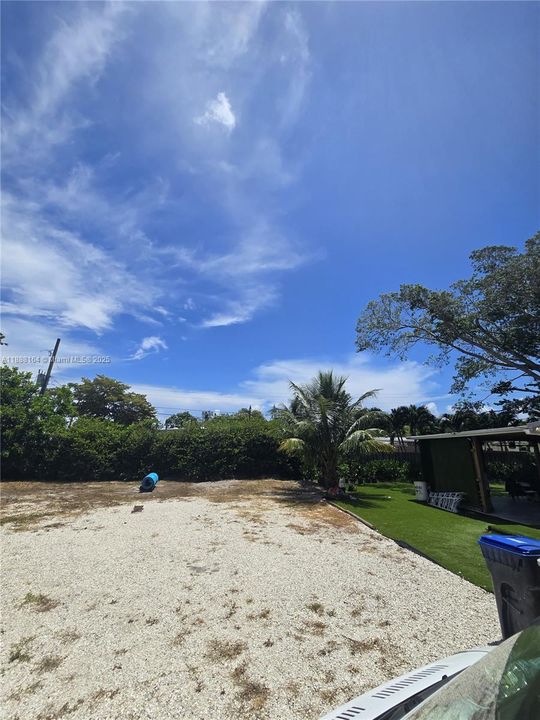 合同活跃: $430,000 (2 贝兹, 2 浴室, 737 平方英尺)