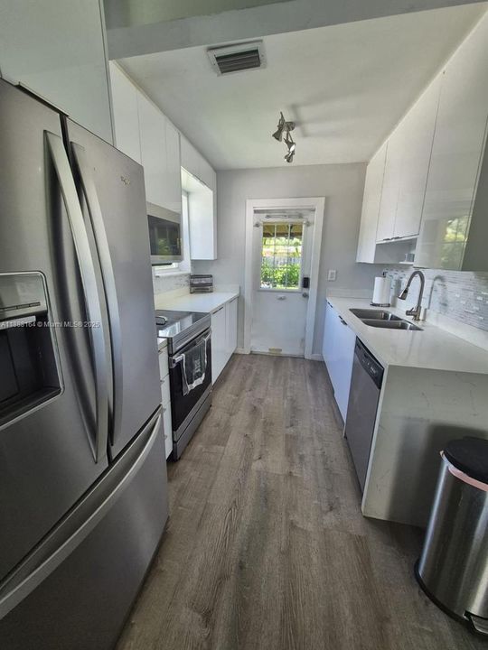 合同活跃: $430,000 (2 贝兹, 2 浴室, 737 平方英尺)