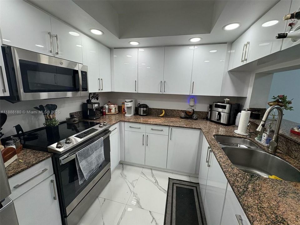 Active With Contract: $1,900 (1 beds, 1 baths, 1056 Square Feet)