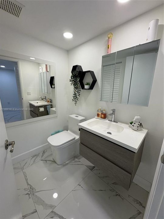 Active With Contract: $1,900 (1 beds, 1 baths, 1056 Square Feet)