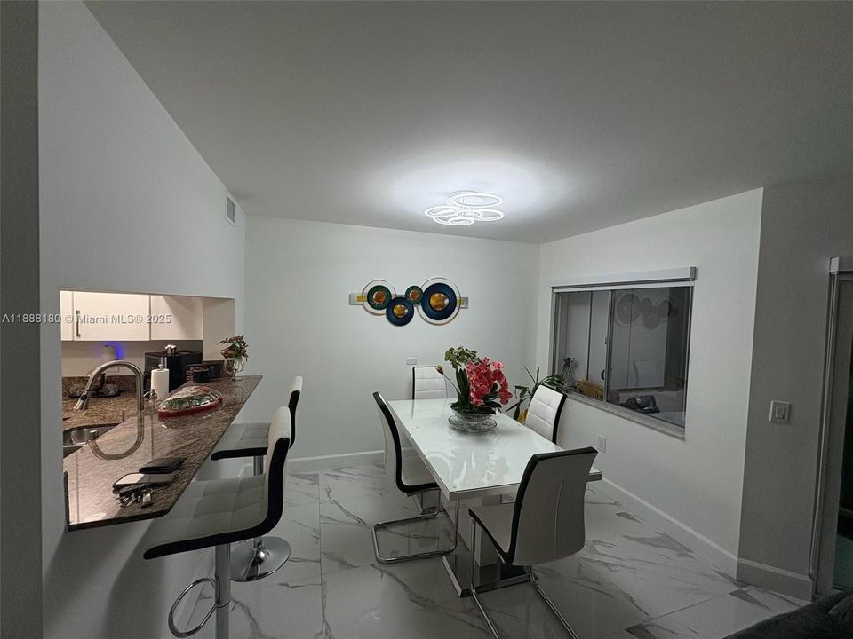 Active With Contract: $1,900 (1 beds, 1 baths, 1056 Square Feet)