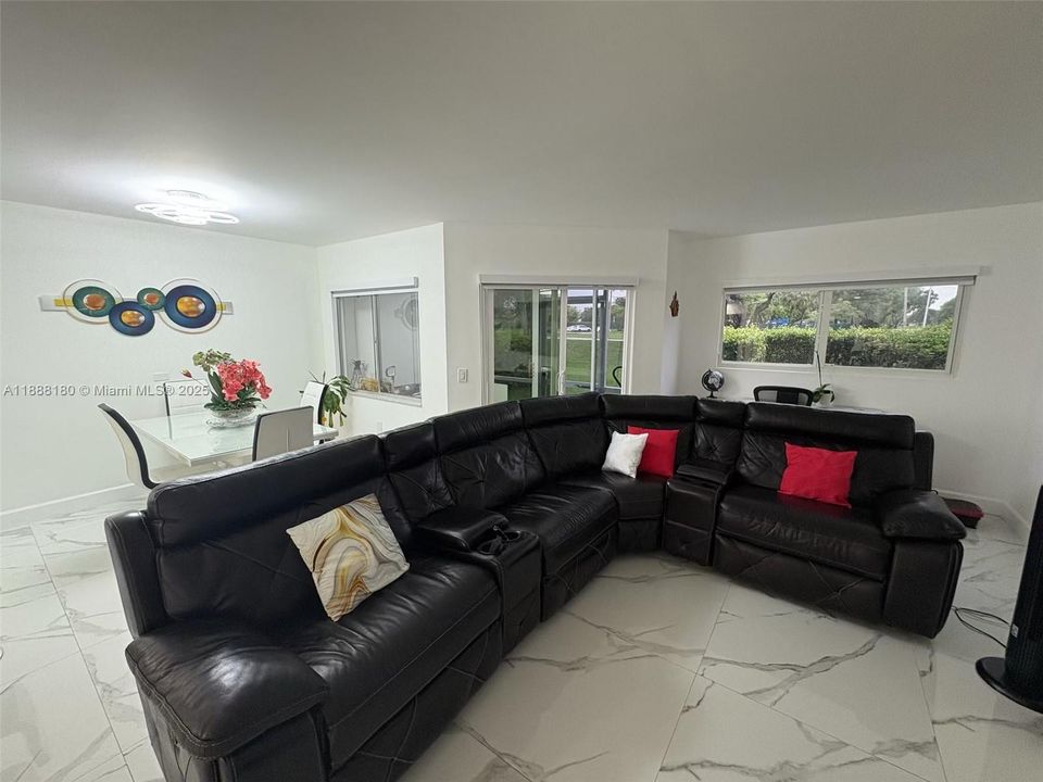 Active With Contract: $1,900 (1 beds, 1 baths, 1056 Square Feet)