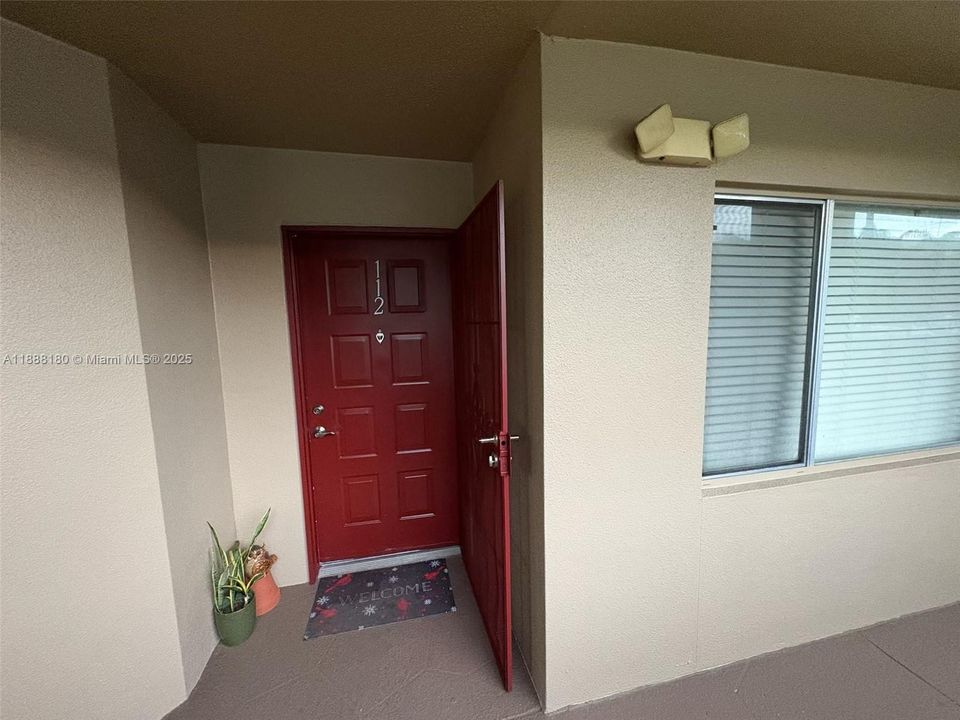 Active With Contract: $1,900 (1 beds, 1 baths, 1056 Square Feet)