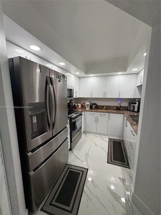 Active With Contract: $1,900 (1 beds, 1 baths, 1056 Square Feet)