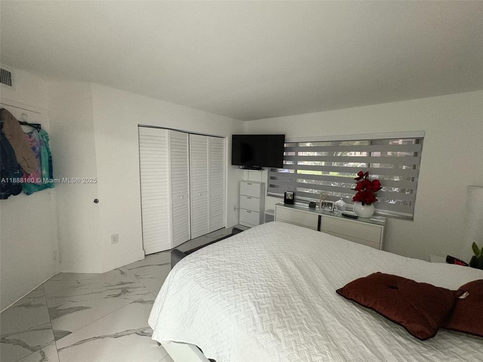 Active With Contract: $1,900 (1 beds, 1 baths, 1056 Square Feet)