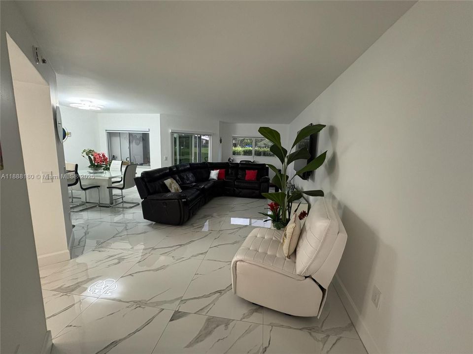 Active With Contract: $1,900 (1 beds, 1 baths, 1056 Square Feet)