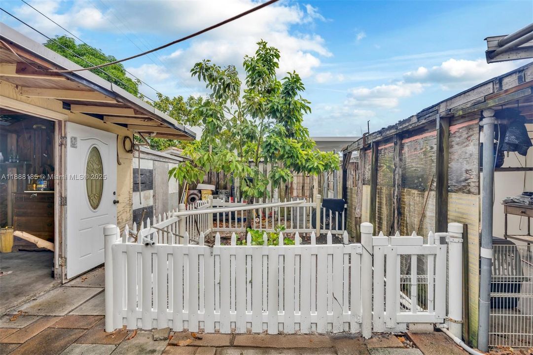 Active With Contract: $465,000 (3 beds, 2 baths, 1912 Square Feet)