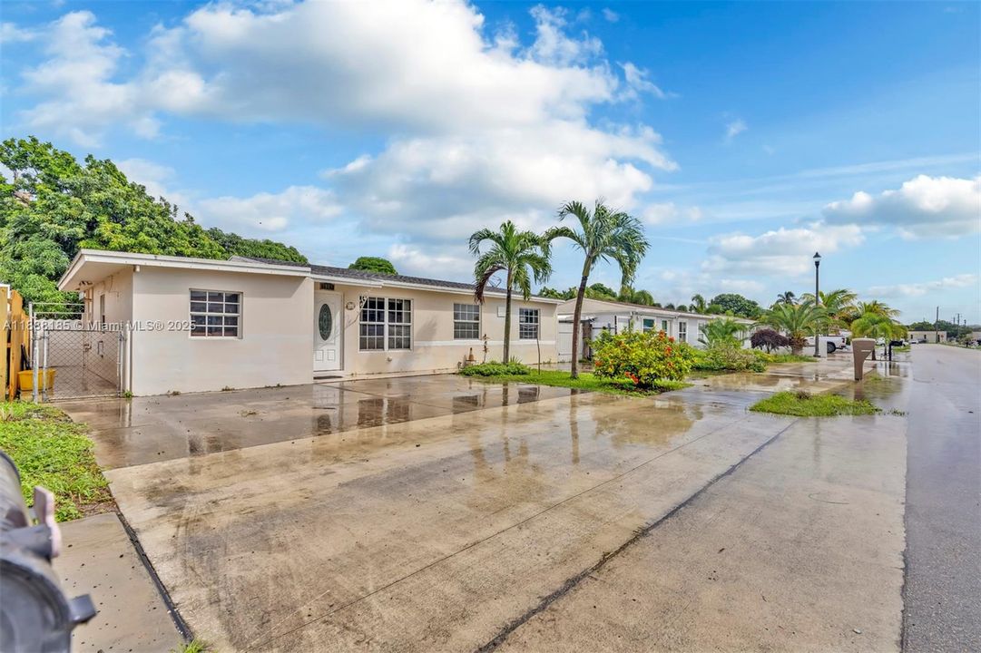 Active With Contract: $465,000 (3 beds, 2 baths, 1912 Square Feet)