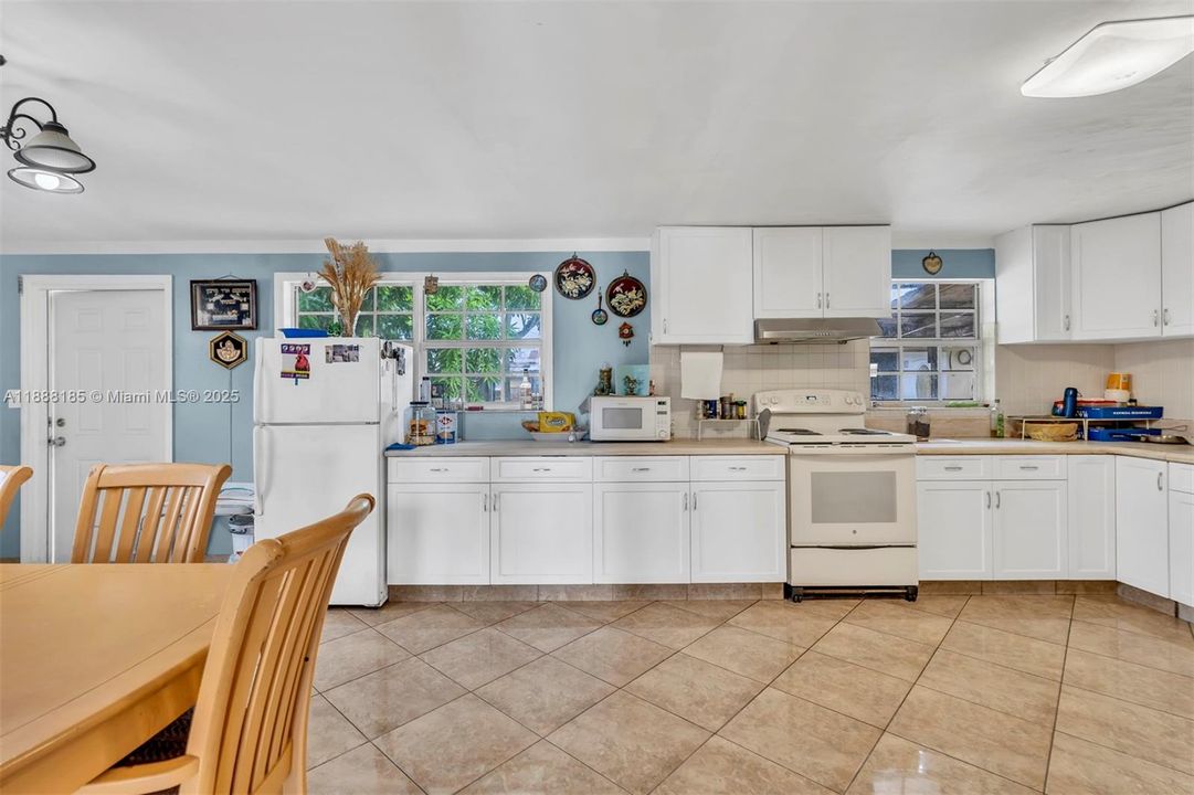 Active With Contract: $465,000 (3 beds, 2 baths, 1912 Square Feet)