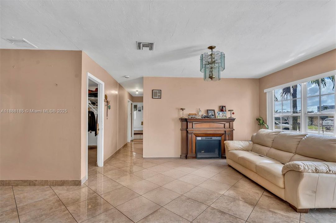 Active With Contract: $465,000 (3 beds, 2 baths, 1912 Square Feet)