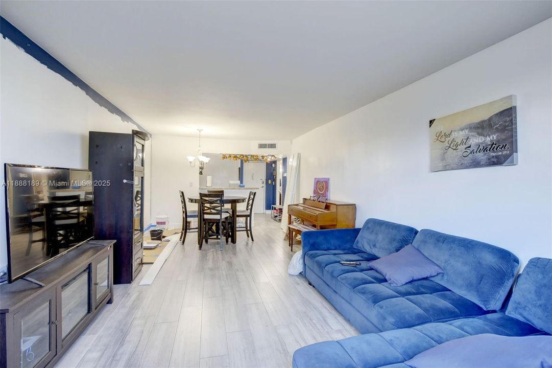 For Sale: $120,000 (1 beds, 1 baths, 680 Square Feet)