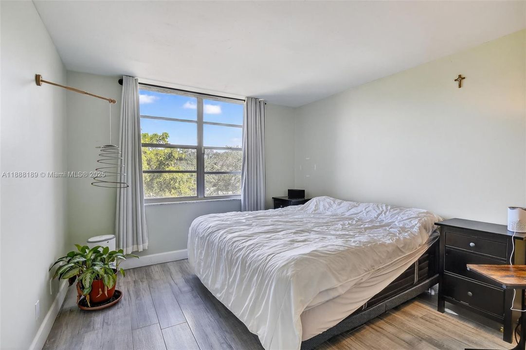 For Sale: $120,000 (1 beds, 1 baths, 680 Square Feet)