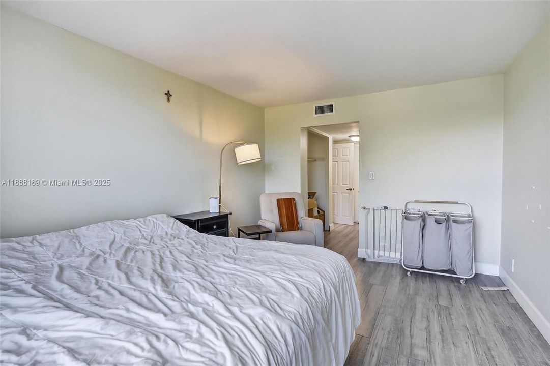 For Sale: $120,000 (1 beds, 1 baths, 680 Square Feet)