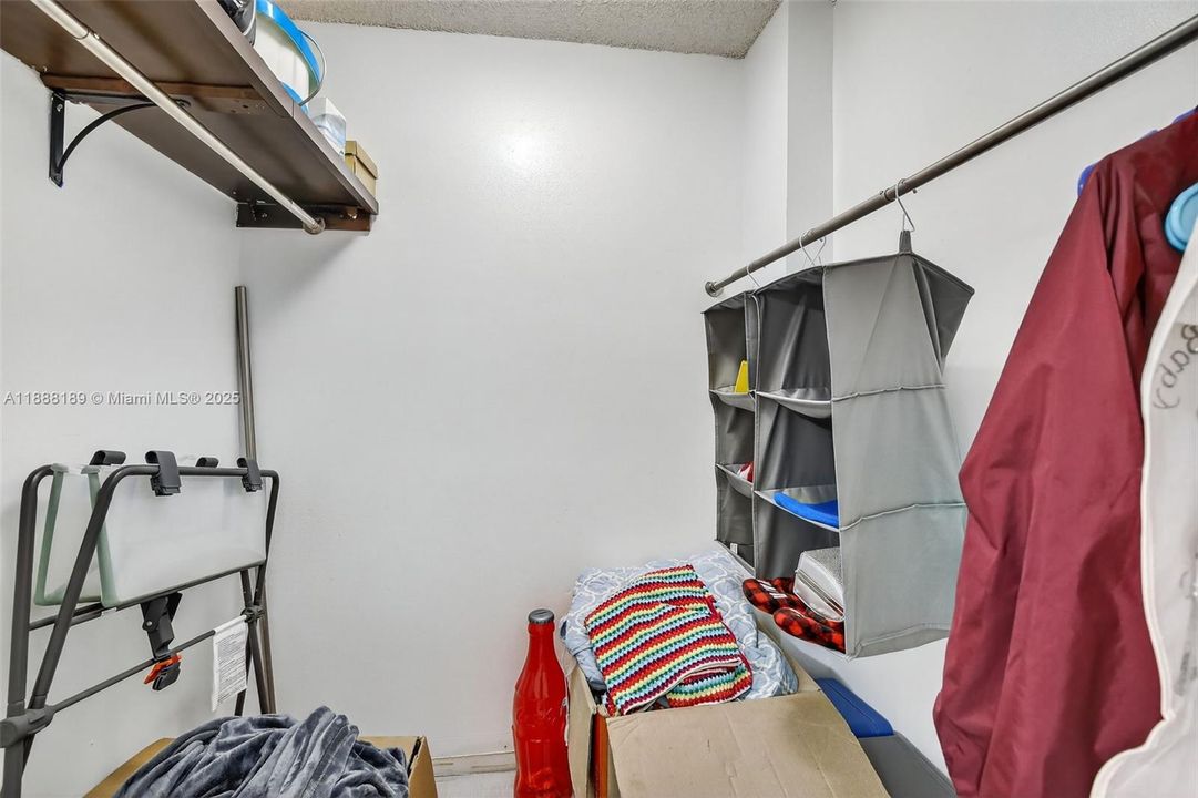 For Sale: $120,000 (1 beds, 1 baths, 680 Square Feet)