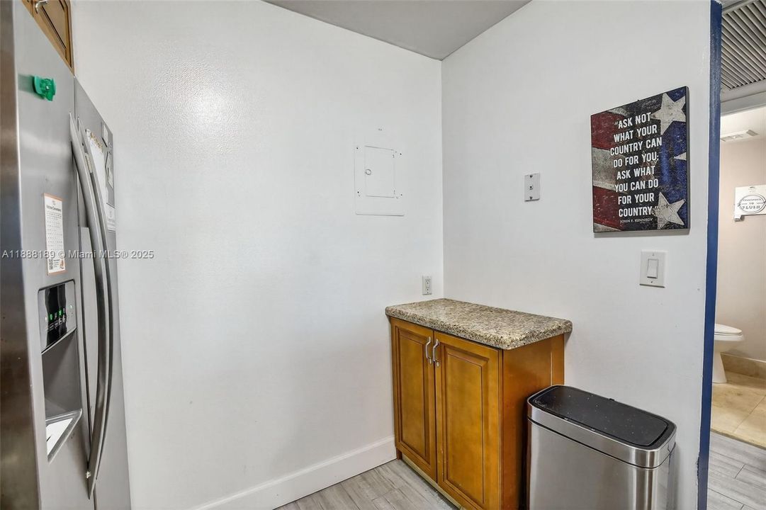 For Sale: $120,000 (1 beds, 1 baths, 680 Square Feet)