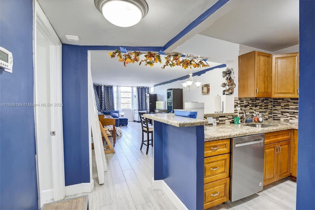 For Sale: $120,000 (1 beds, 1 baths, 680 Square Feet)