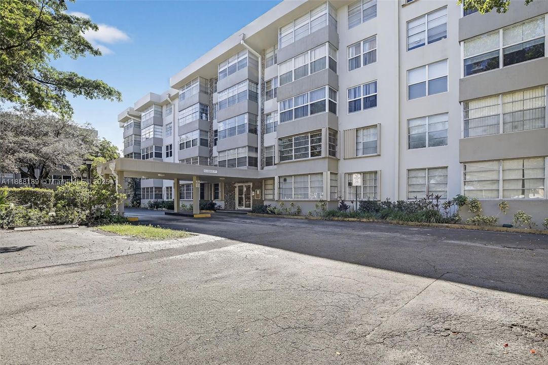 For Sale: $120,000 (1 beds, 1 baths, 680 Square Feet)