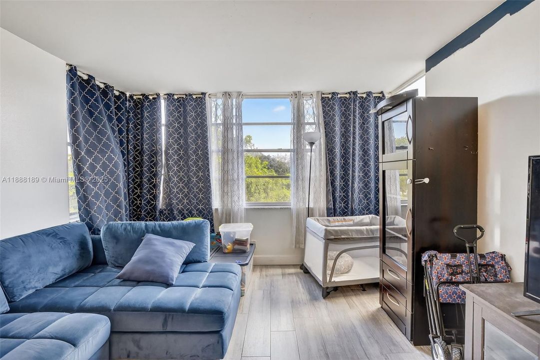 For Sale: $120,000 (1 beds, 1 baths, 680 Square Feet)