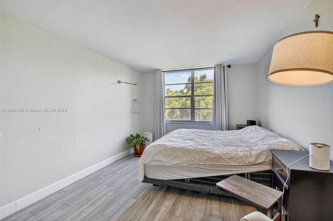 For Sale: $120,000 (1 beds, 1 baths, 680 Square Feet)