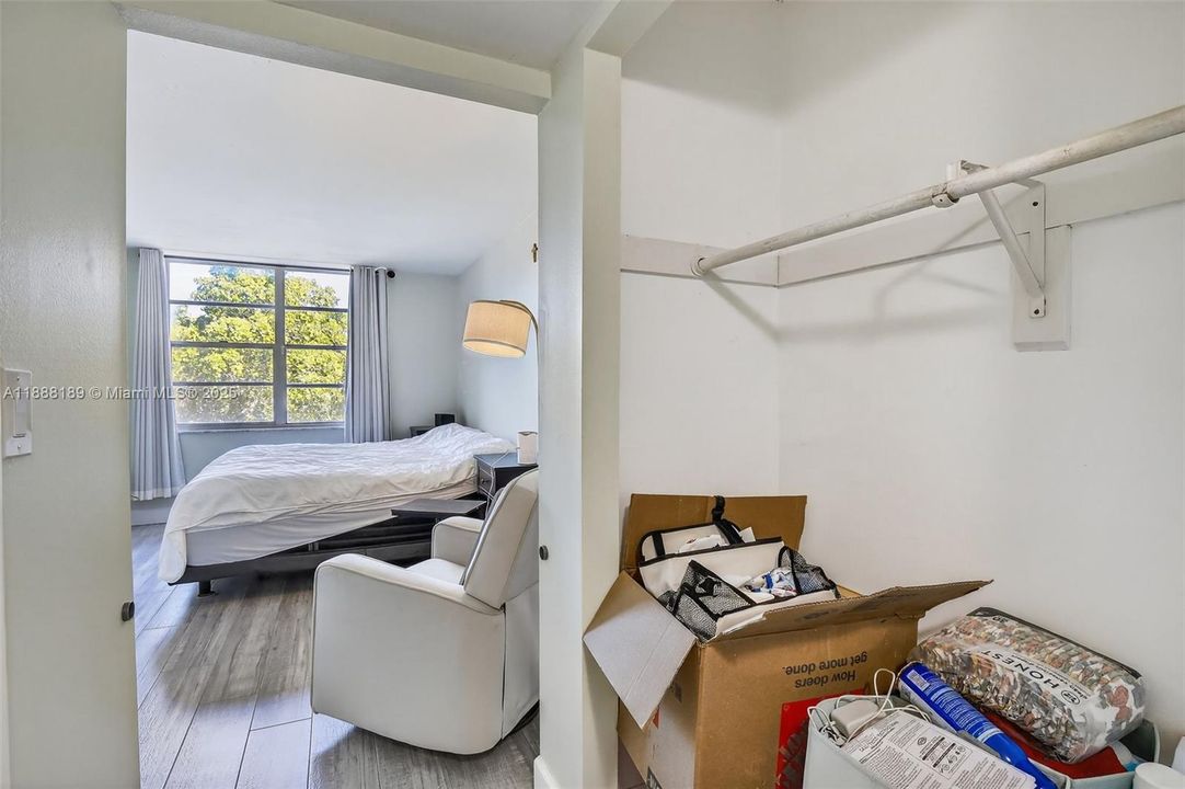 For Sale: $120,000 (1 beds, 1 baths, 680 Square Feet)