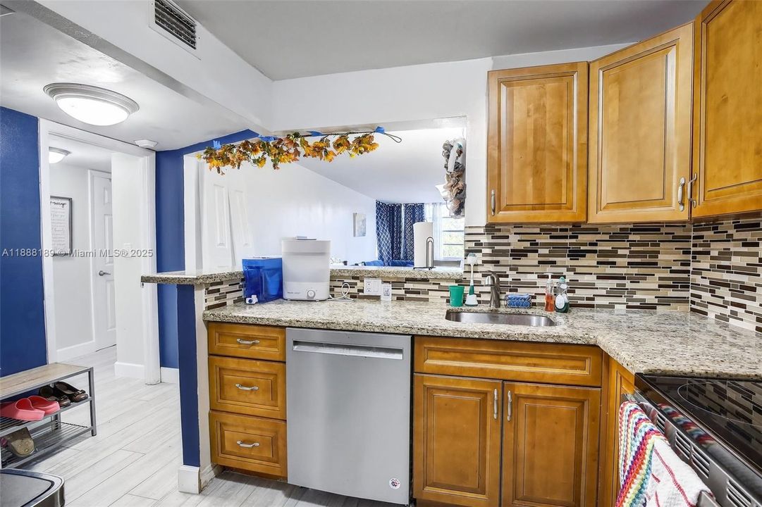 For Sale: $120,000 (1 beds, 1 baths, 680 Square Feet)