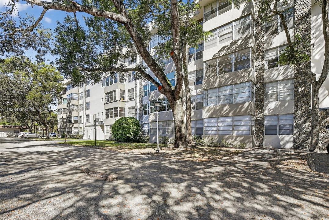 For Sale: $120,000 (1 beds, 1 baths, 680 Square Feet)