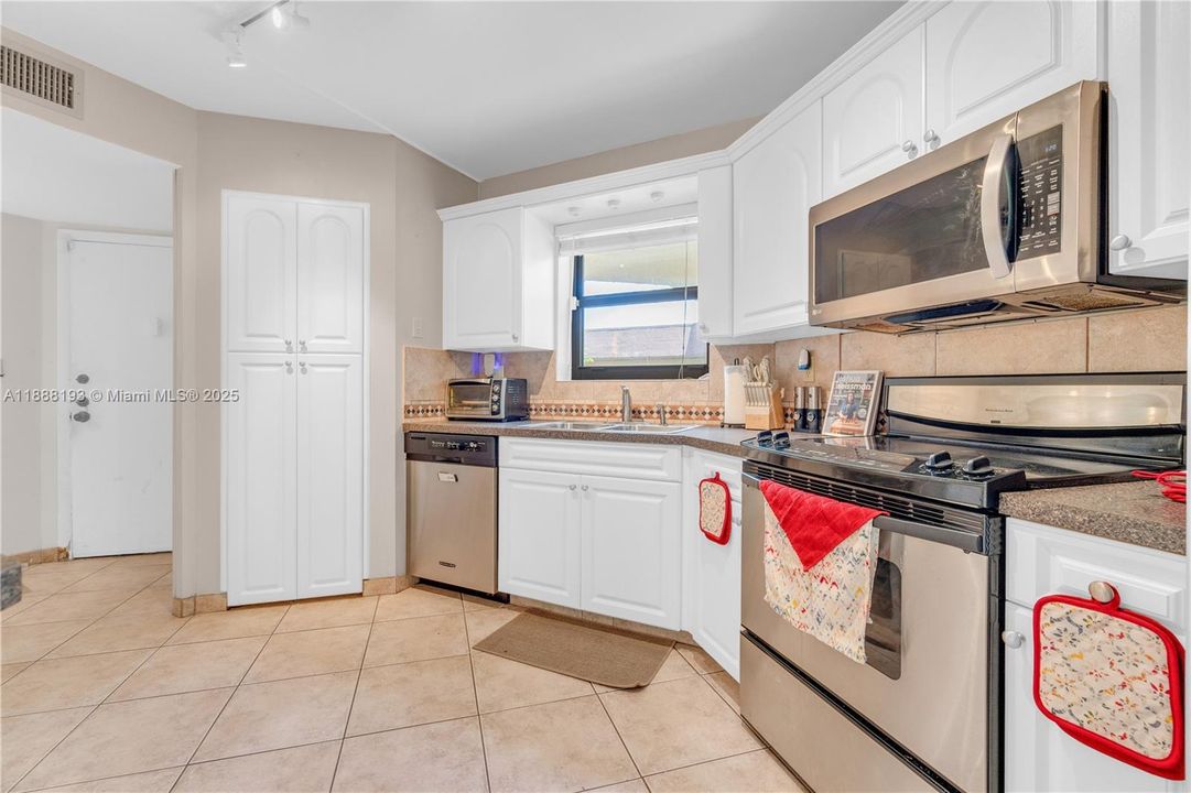 For Sale: $220,000 (2 beds, 2 baths, 1120 Square Feet)