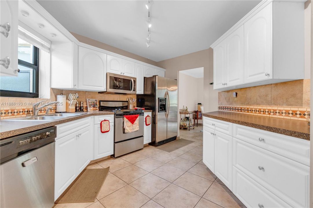 For Sale: $220,000 (2 beds, 2 baths, 1120 Square Feet)