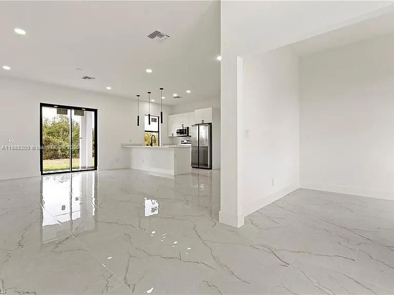 В аренду: $2,200 (4 спален, 2 ванн, 1619 Квадратных фут)