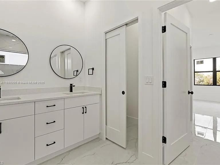 В аренду: $2,200 (4 спален, 2 ванн, 1619 Квадратных фут)