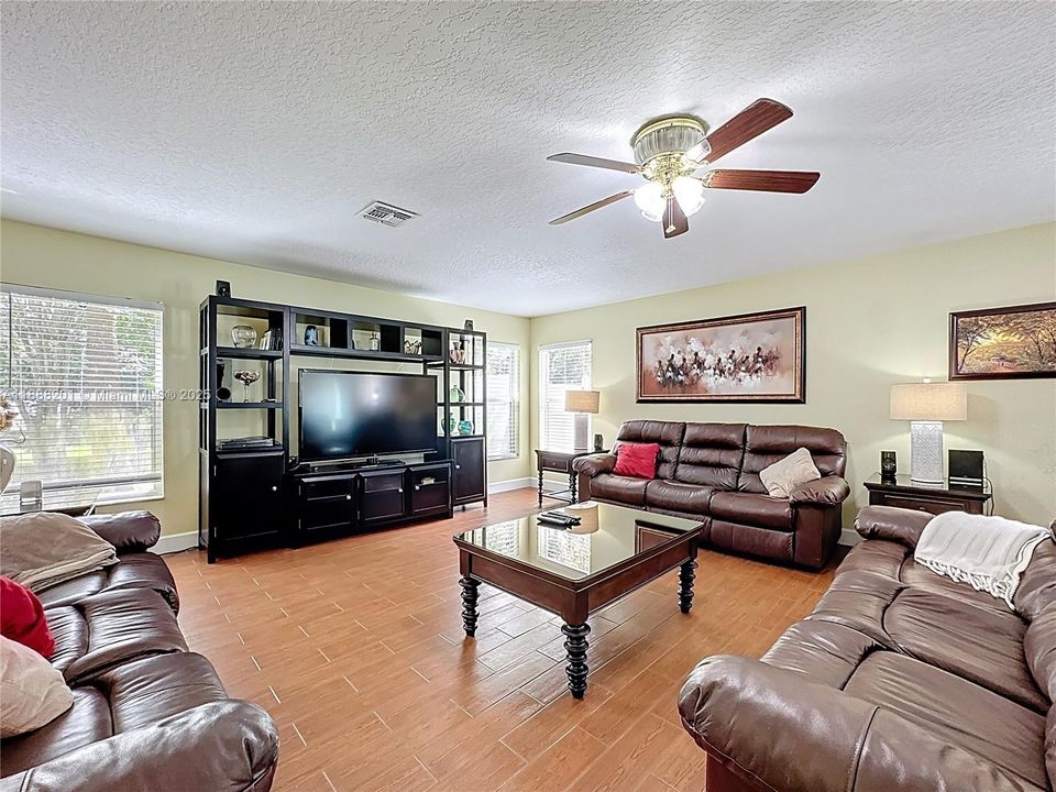 На продажу: $850,000 (5 спален, 3 ванн, 0 Квадратных фут)