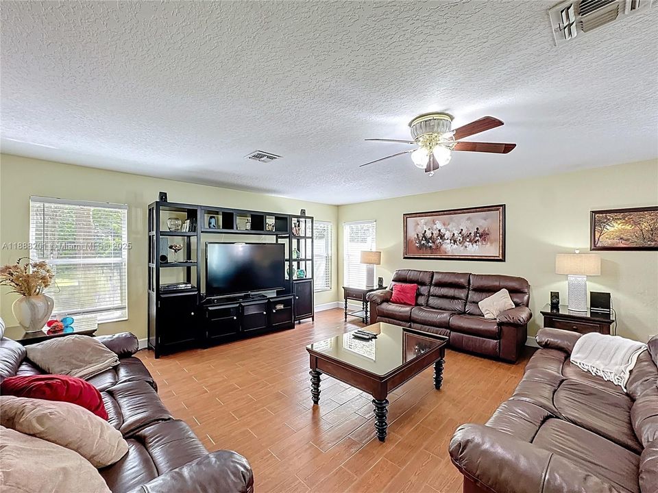 На продажу: $850,000 (5 спален, 3 ванн, 0 Квадратных фут)