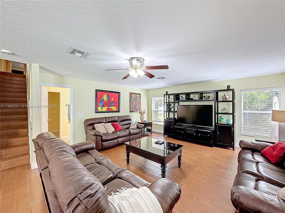 На продажу: $850,000 (5 спален, 3 ванн, 0 Квадратных фут)