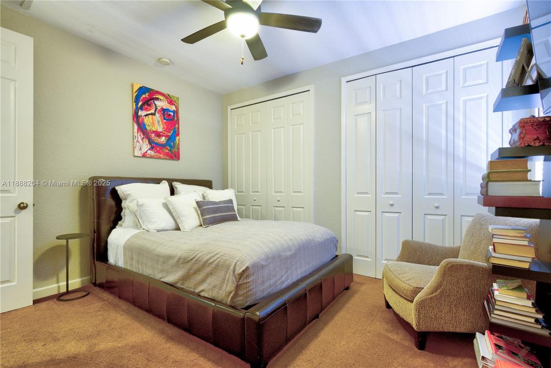 Под контрактом: $890,000 (5 спален, 4 ванн, 3945 Квадратных фут)