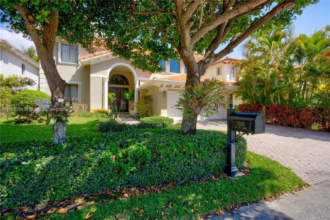 Под контрактом: $890,000 (5 спален, 4 ванн, 3945 Квадратных фут)