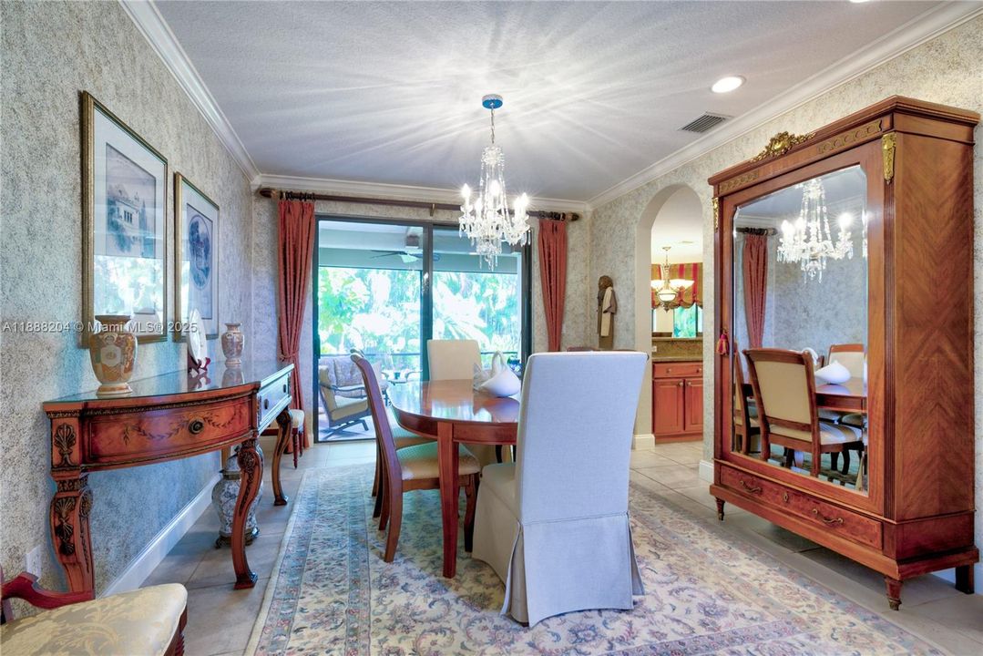 Под контрактом: $890,000 (5 спален, 4 ванн, 3945 Квадратных фут)