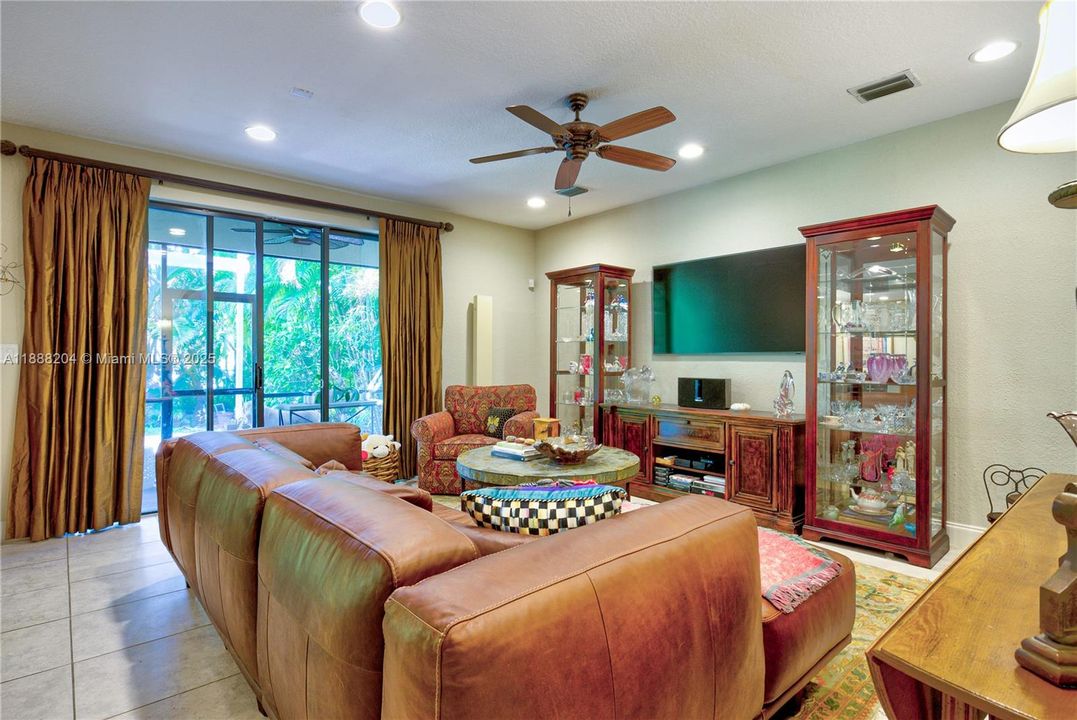 Под контрактом: $890,000 (5 спален, 4 ванн, 3945 Квадратных фут)