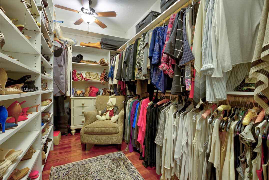 Под контрактом: $890,000 (5 спален, 4 ванн, 3945 Квадратных фут)