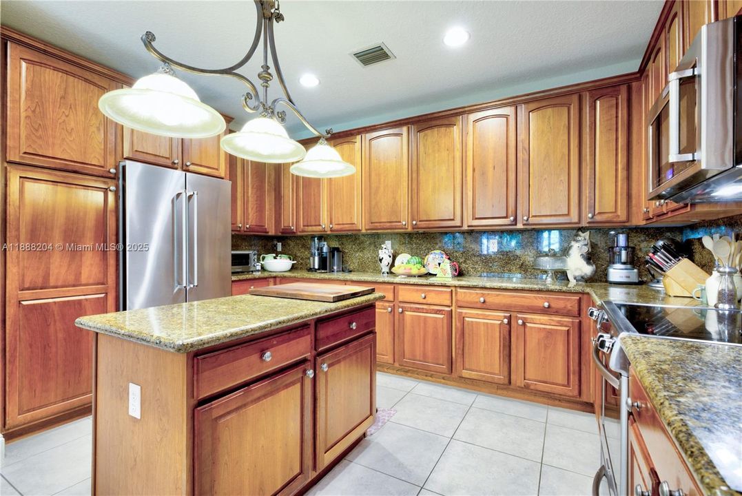 Под контрактом: $890,000 (5 спален, 4 ванн, 3945 Квадратных фут)