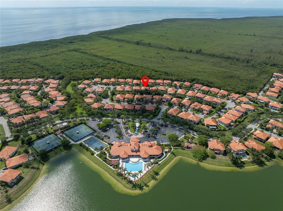 Под контрактом: $890,000 (5 спален, 4 ванн, 3945 Квадратных фут)