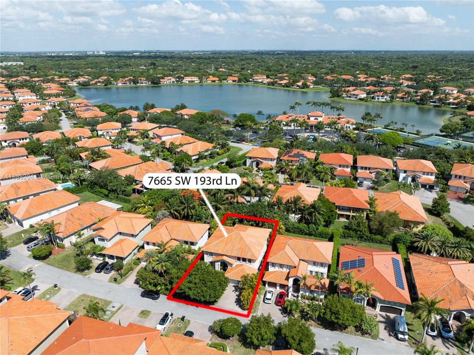 Под контрактом: $890,000 (5 спален, 4 ванн, 3945 Квадратных фут)