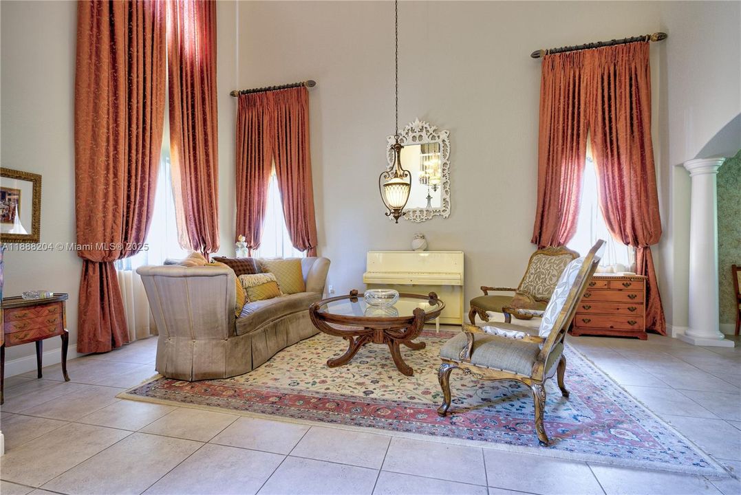 Под контрактом: $890,000 (5 спален, 4 ванн, 3945 Квадратных фут)