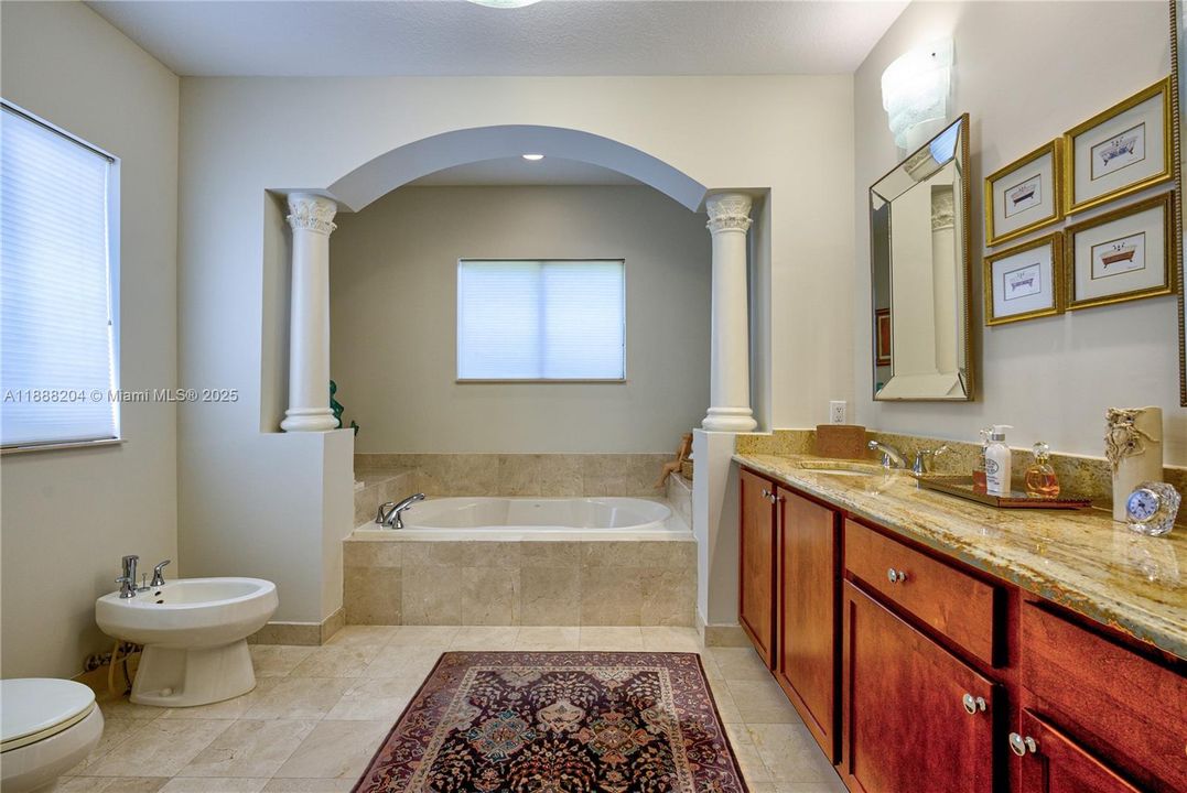 Под контрактом: $890,000 (5 спален, 4 ванн, 3945 Квадратных фут)