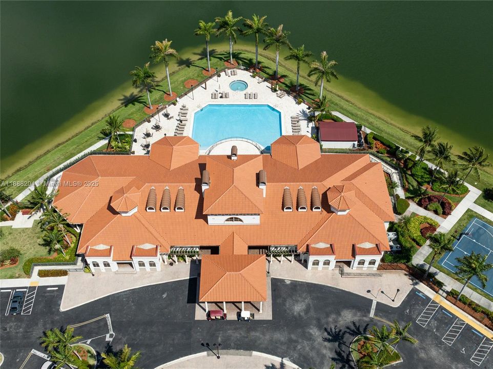 Под контрактом: $890,000 (5 спален, 4 ванн, 3945 Квадратных фут)